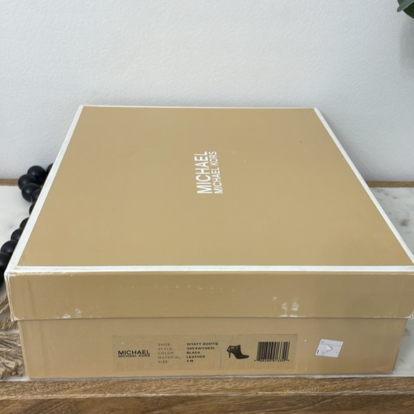 Michael Kors Wyatt Black Leather Ankle Bootie Platform Gold Logo 5" Heel 7 M - Picture 7 of 10